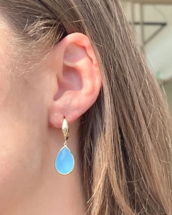 Gouden oorbellen met blauwe chalcedoon