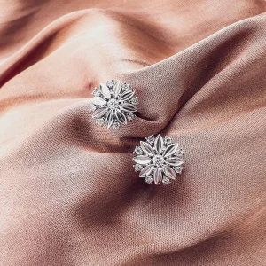 OG217142 Witgouden oorstekers met diamant